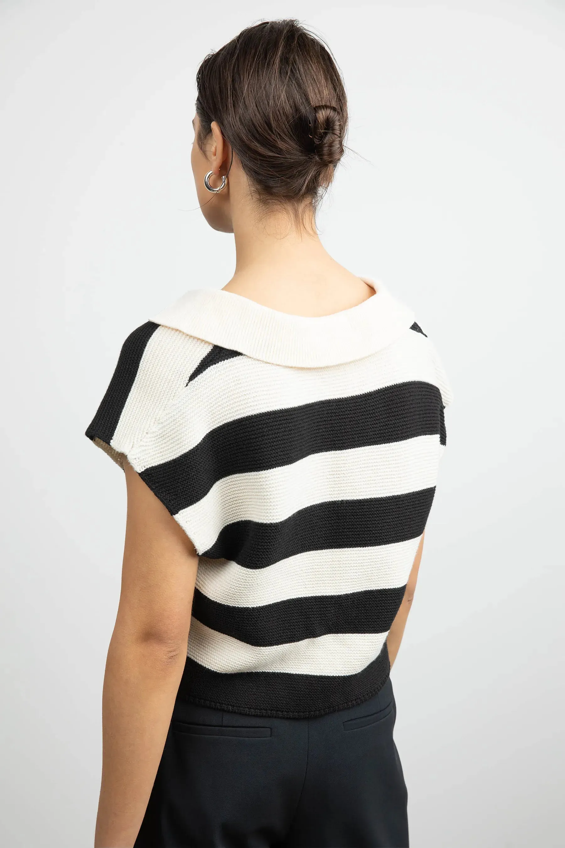 Cropped Striped Collared Sweater - Cream Black