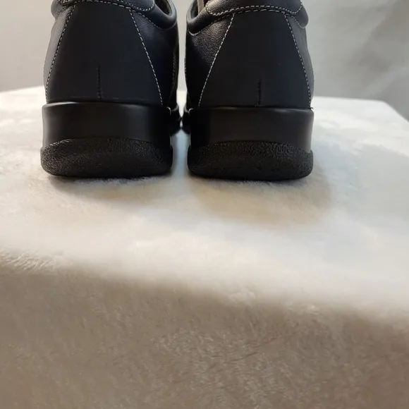 Drew shoes new condition size 5 navy blue ships fast
