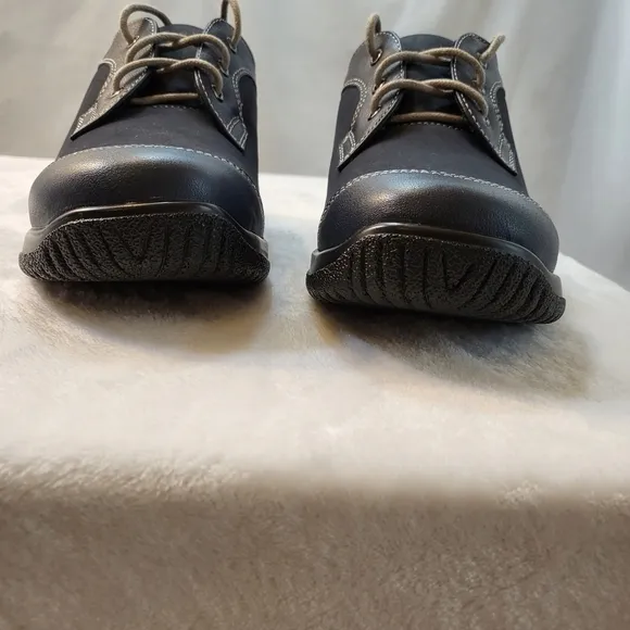 Drew shoes new condition size 5 navy blue ships fast