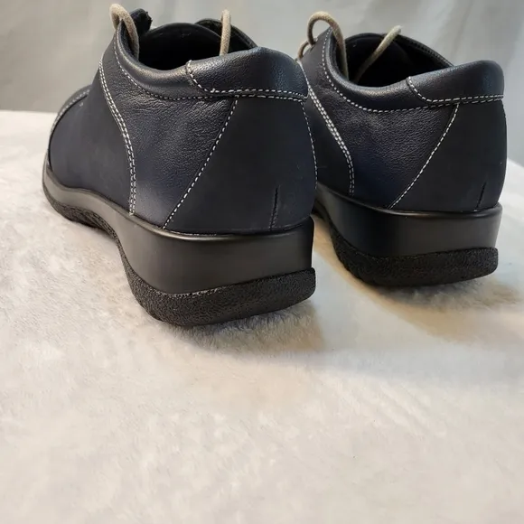 Drew shoes new condition size 5 navy blue ships fast