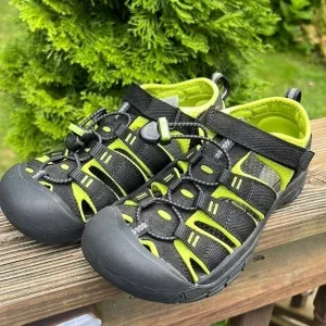 Keen sandals kids size 4 black green NEW