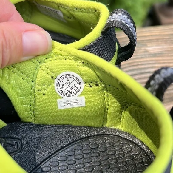 Keen sandals kids size 4 black green NEW