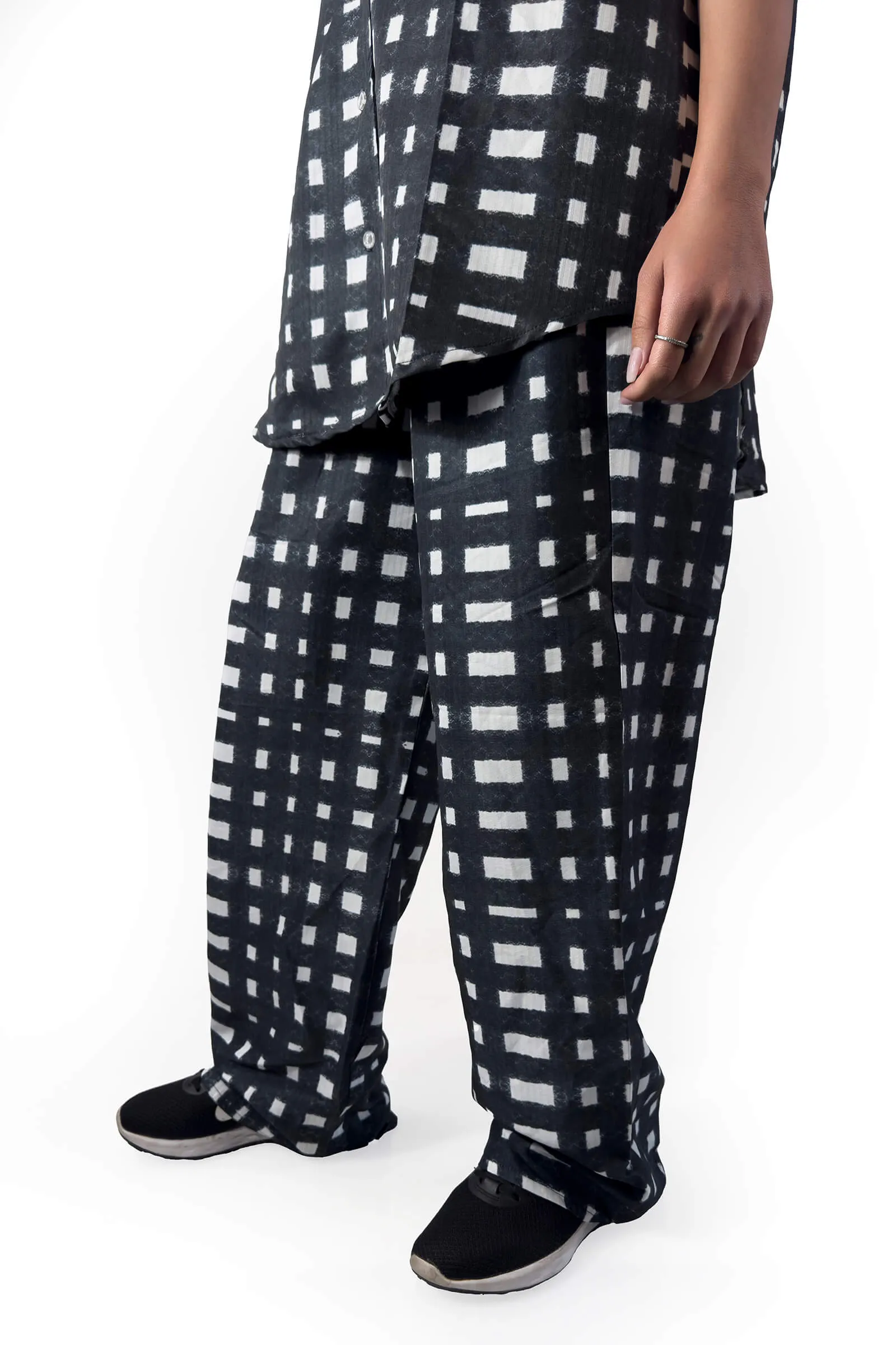 Monochrome Grid Relaxed Set