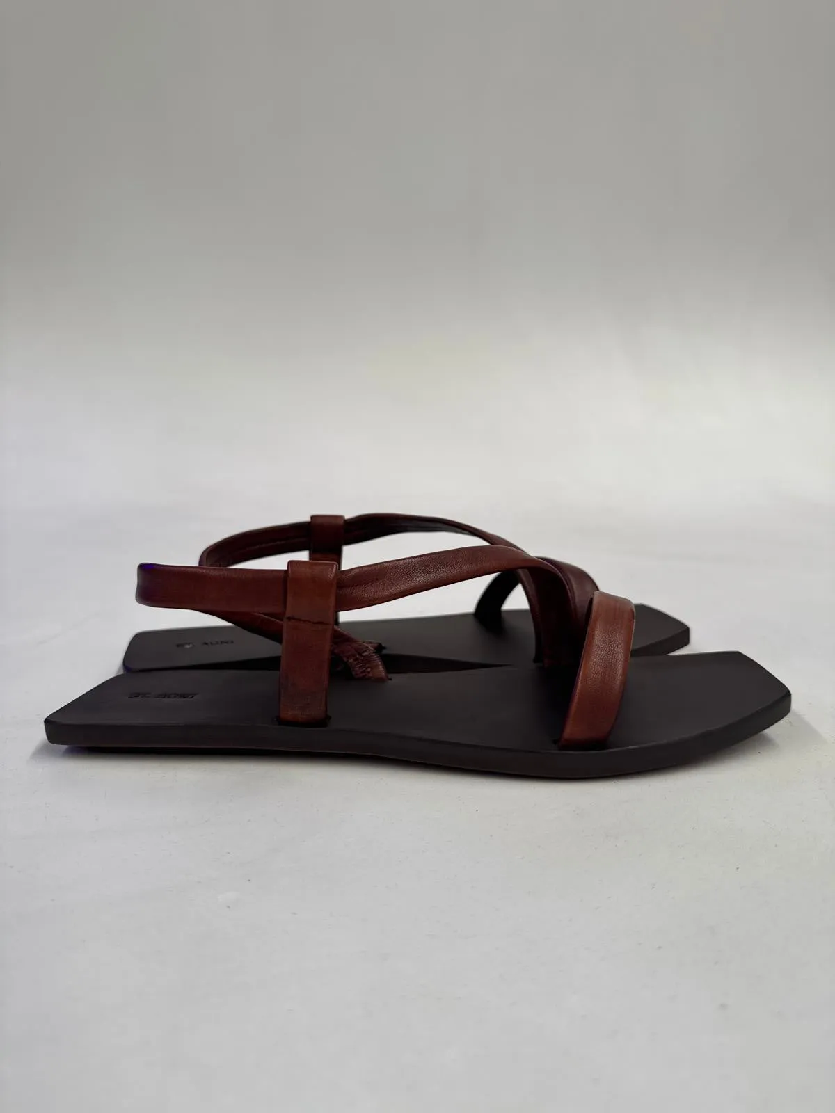 ST. AGNI Twist Strap Slide - Antique Tan