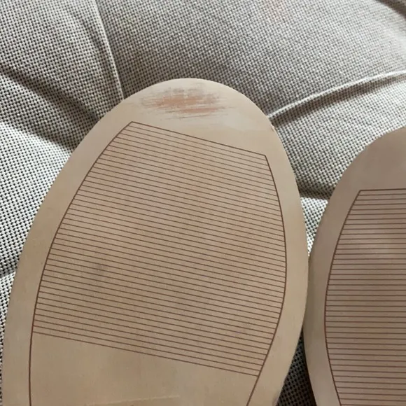 Tahari sandals
